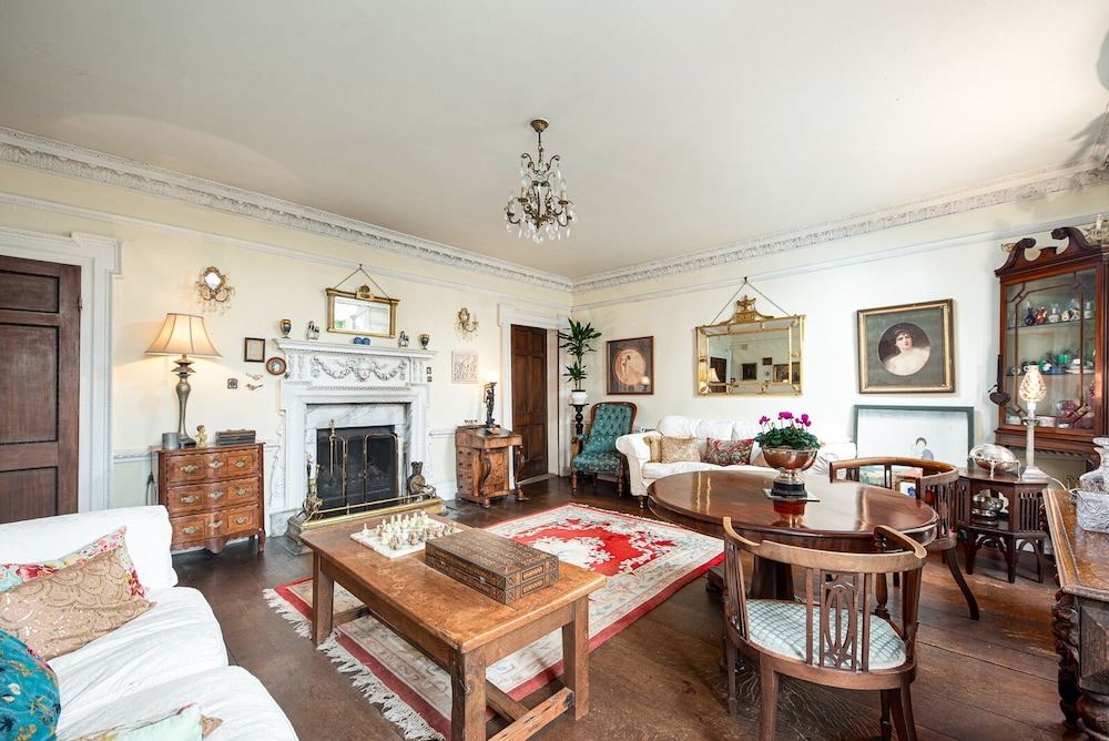 Compton House - Guest House 16/25