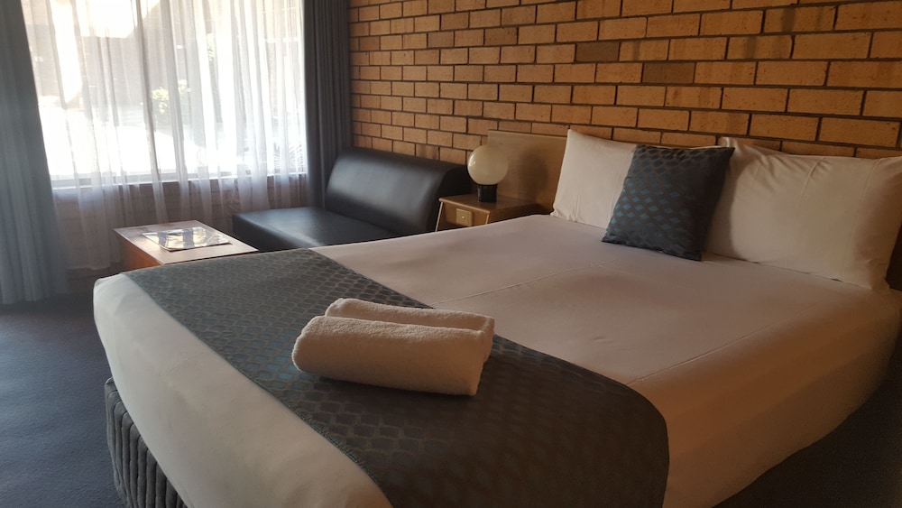 ROYAL PALMS MOTOR INN 33/76