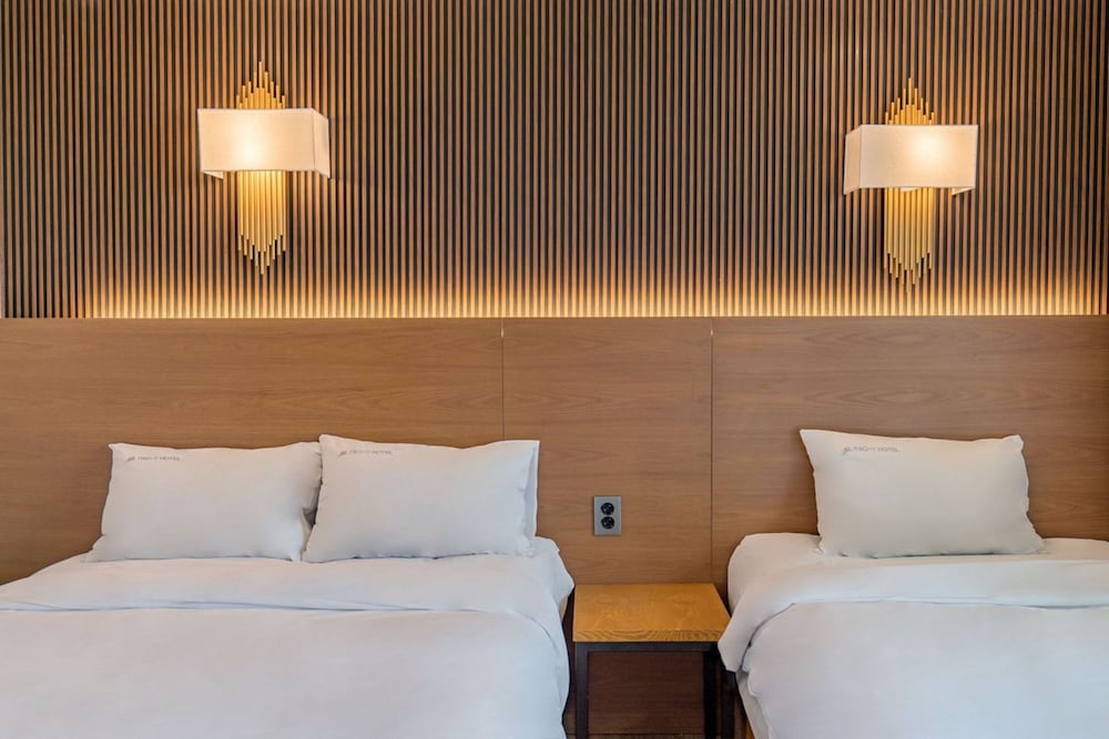 Hotel Two-Y 17/36