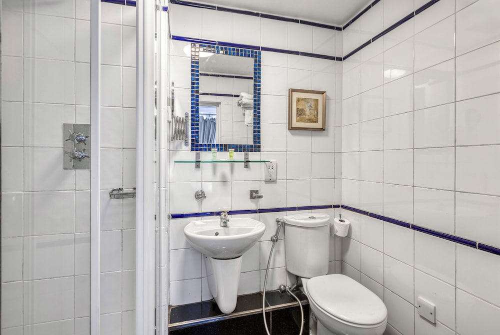 Opulence Centra London Hotel 74/75