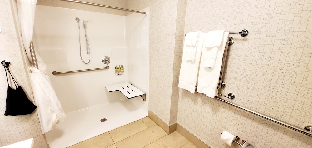 Holiday Inn Express & Suites Rehoboth Beach 44/51