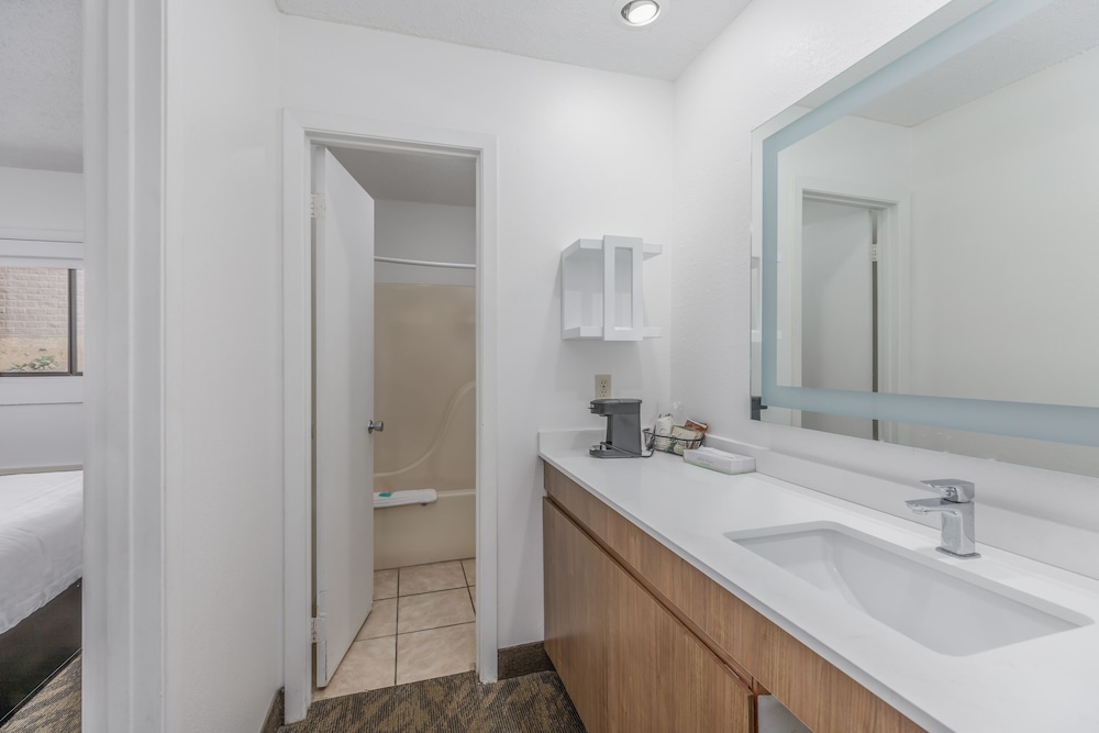 جناح بسرير كينج، Crossroads Inn & Suites 2/3