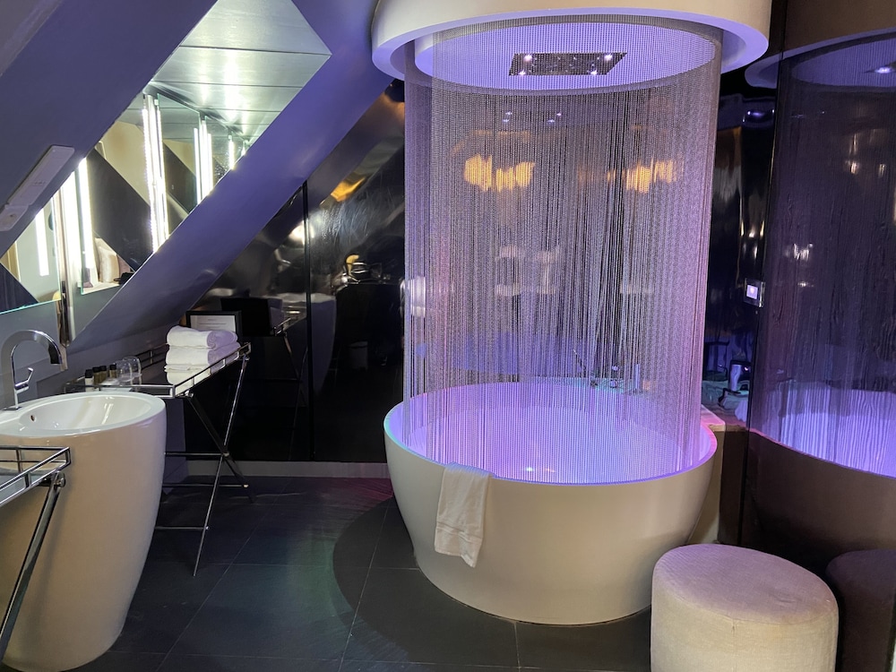 NEW Hotel Republique 42/52