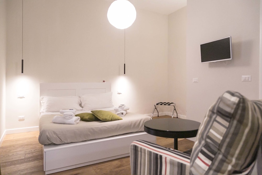 Claudia Rooms 20/39