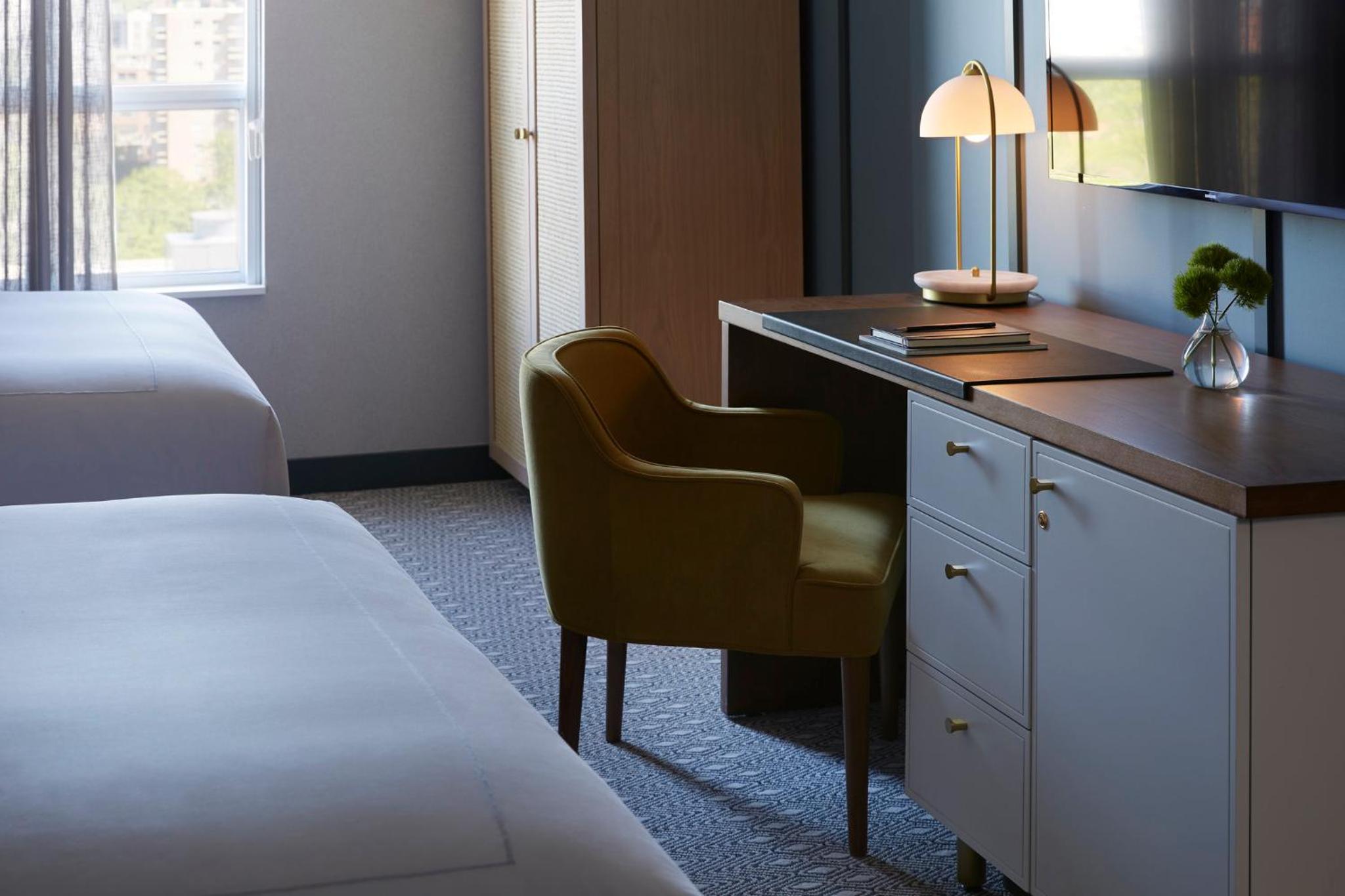 غرفة بسرير كينج وسريرين كوين، Kimpton Saint George Hotel 8/8
