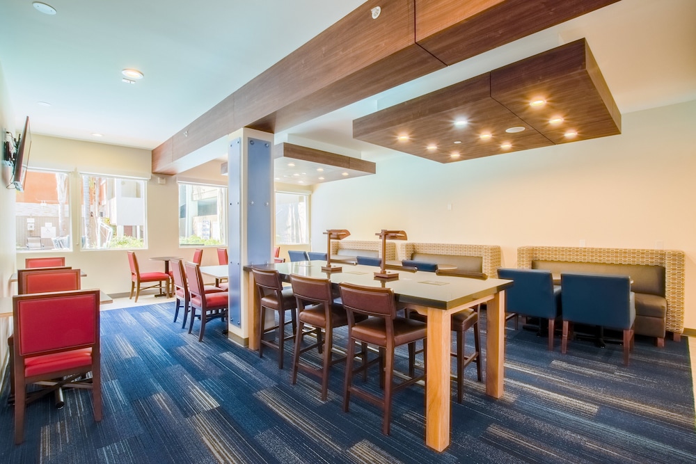 Holiday Inn Express Anaheim West 34/45