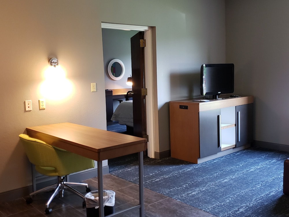 Hampton Inn Suites Newtown 55/57