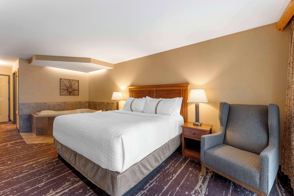 Suite, King Bed, Lake Side, Jetted Tub