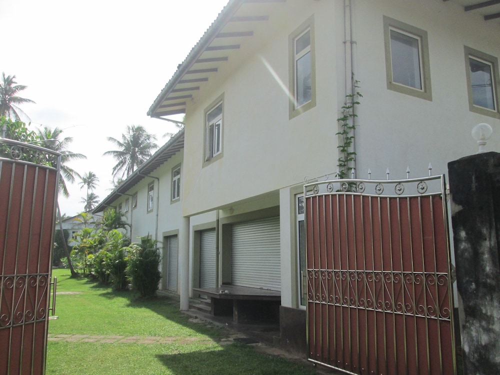 Raja Beach Hotel 5/50
