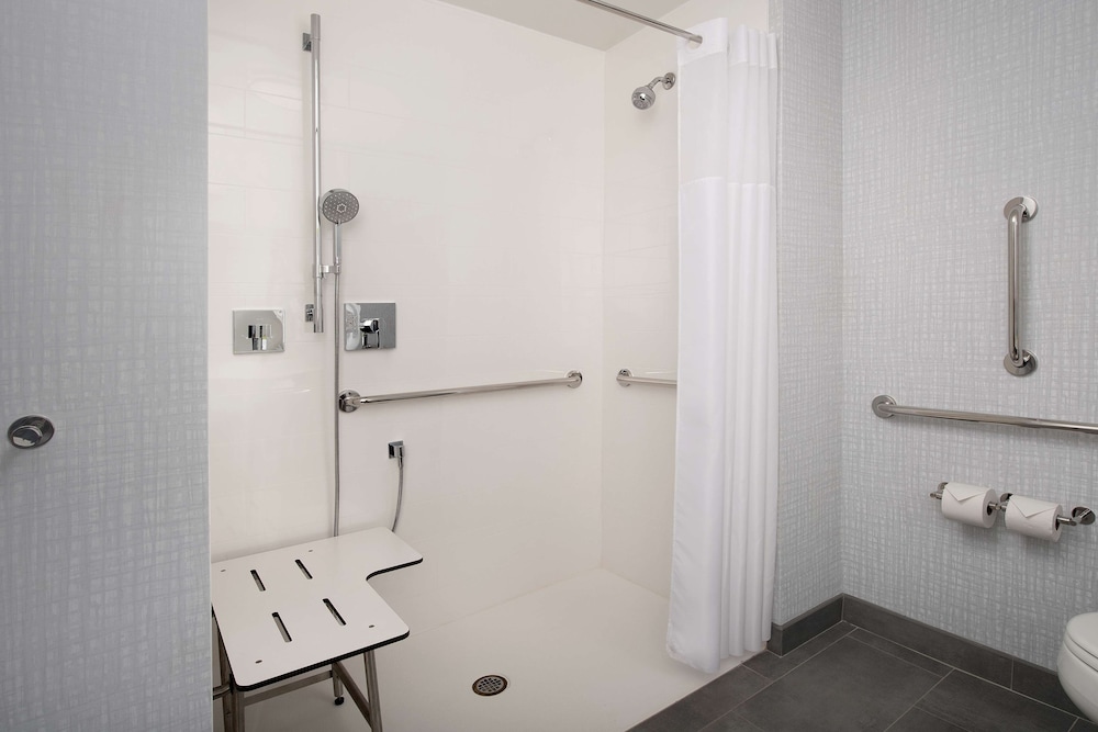 Hampton Inn Suites Lexington Sc 15/39