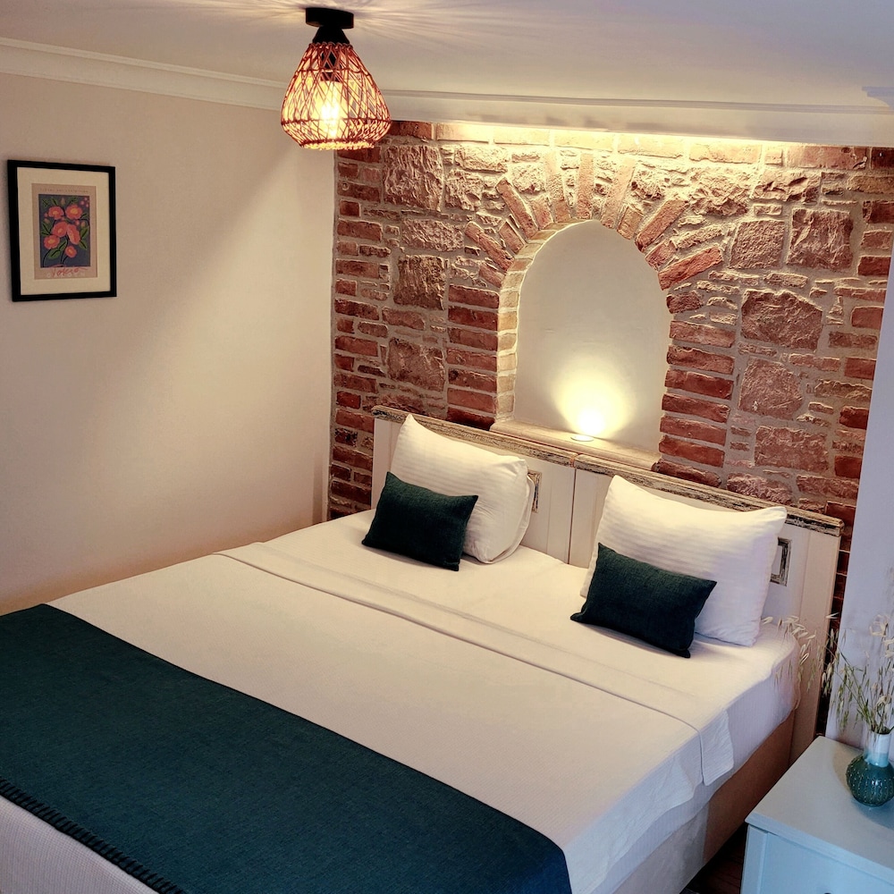 STANDARD, DOUBLE OR TWIN BED, GARDEN VIEW