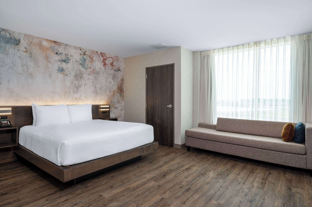Studio, Suite, King Bed, Accessible