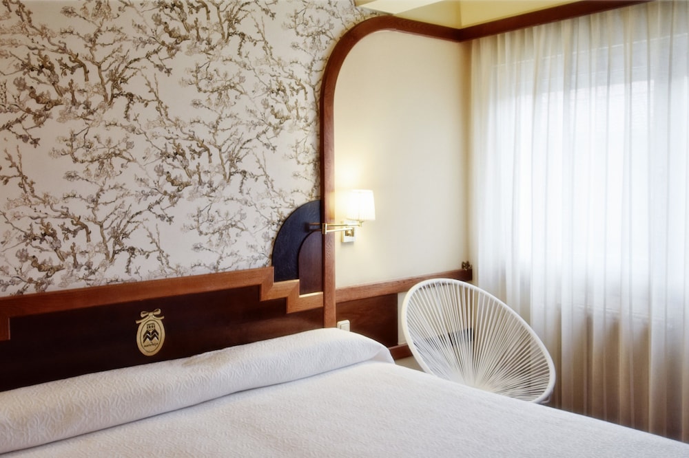 Room, Double Bed, Maria Luisa 5/9