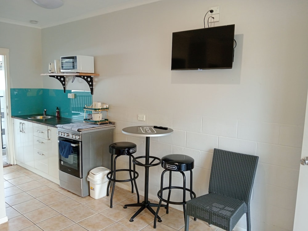 Innisfail Riverfront Motel 15/27