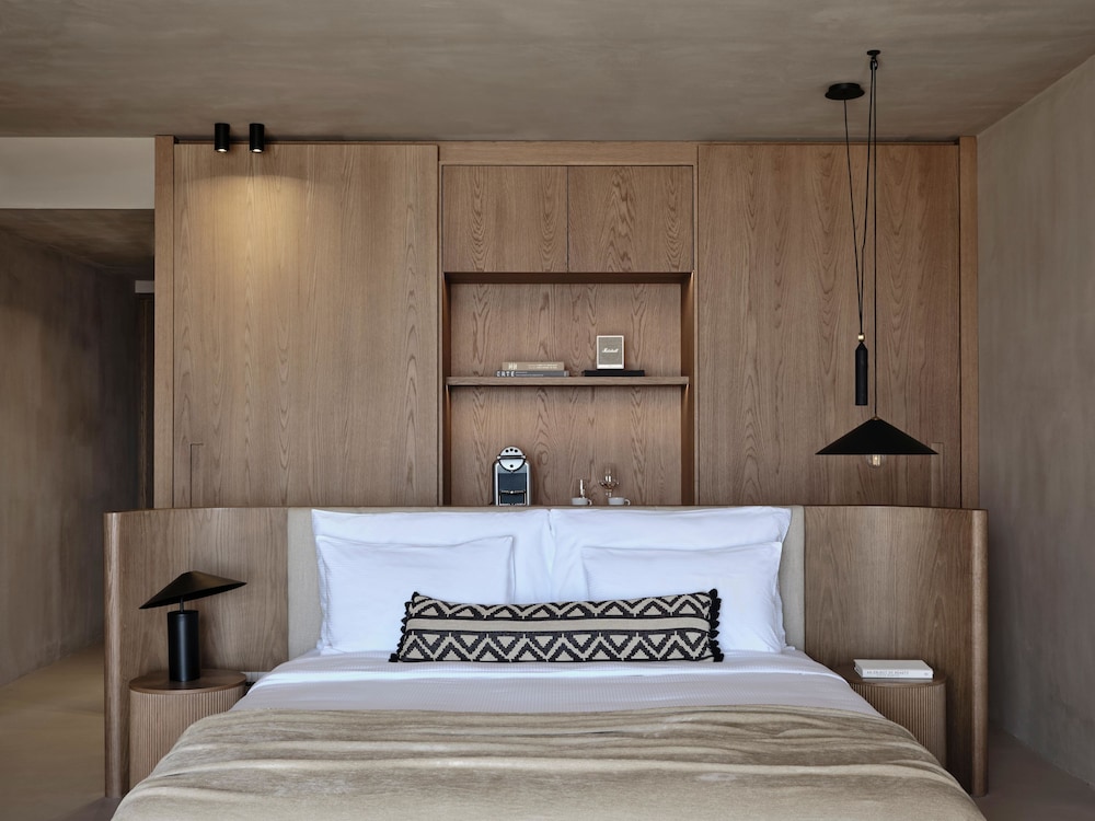 Suite, King Bed, Private Infinity Pool