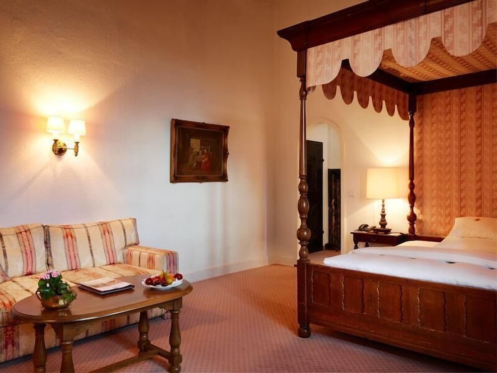Hotel und Restaurant Burg Schnellenberg 16/54