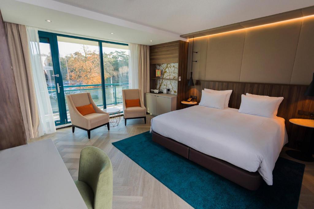 غرفة مع أريكة لذوي الإعاقة