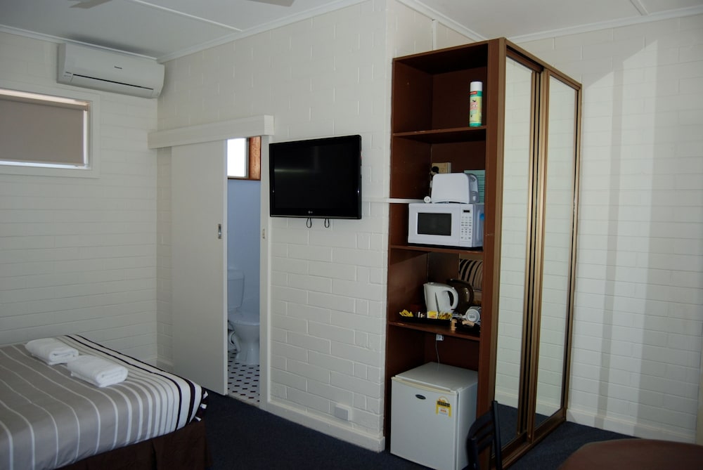 GUICHEN BAY MOTEL 28/54