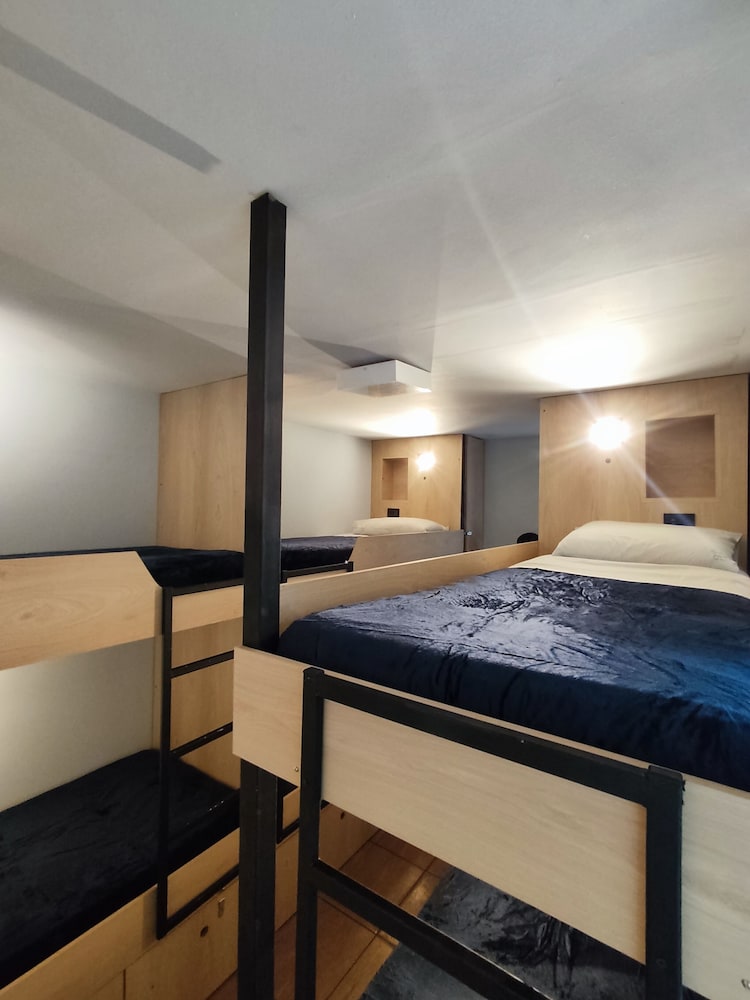 FEMALE DORM, FEMALE ONLY, 6 PEOPLE