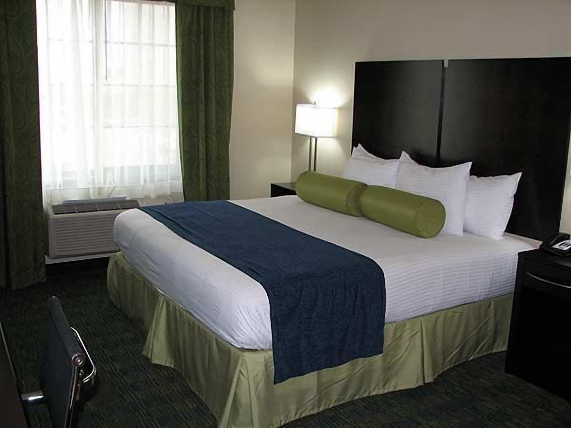 STANDARD, KING BED, CITY VIEW