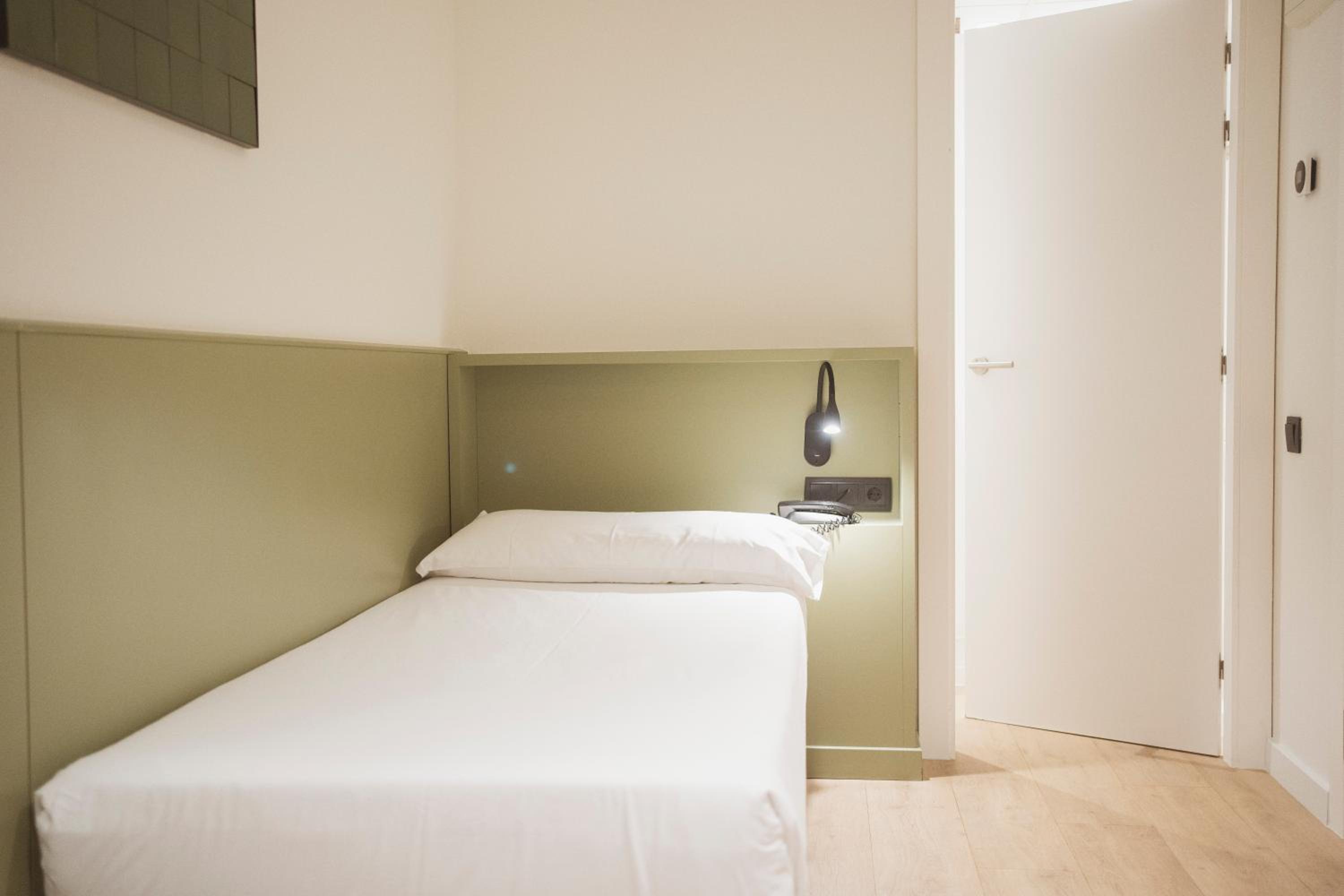 ROOM, SINGLE