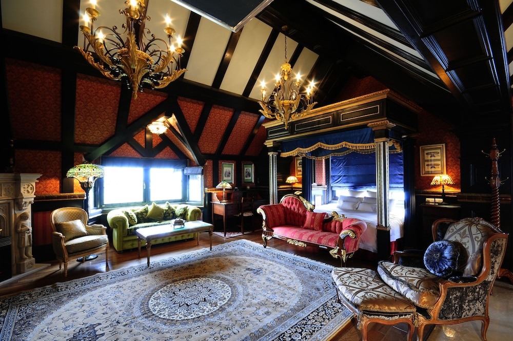 The Old England Manor 12/61