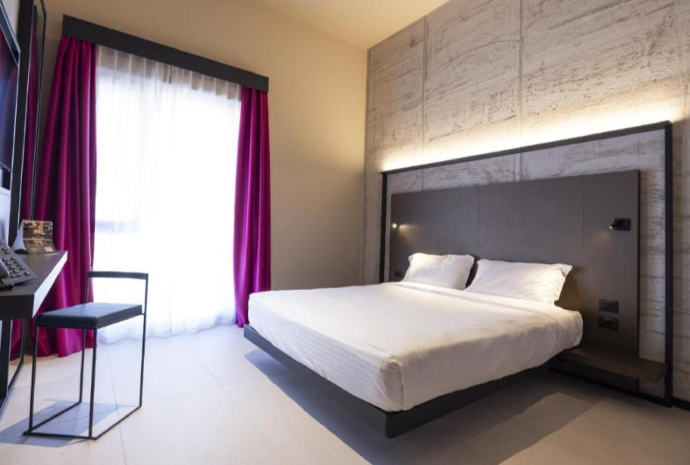 ROOM, DOUBLE BED