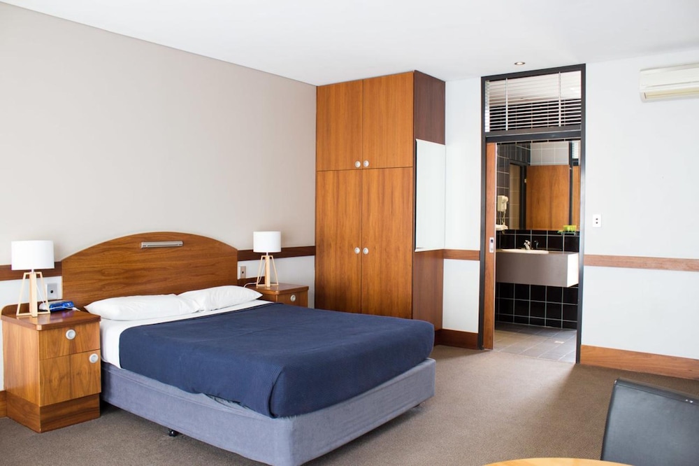 Spa, Superior, Queen Bed, Sofa