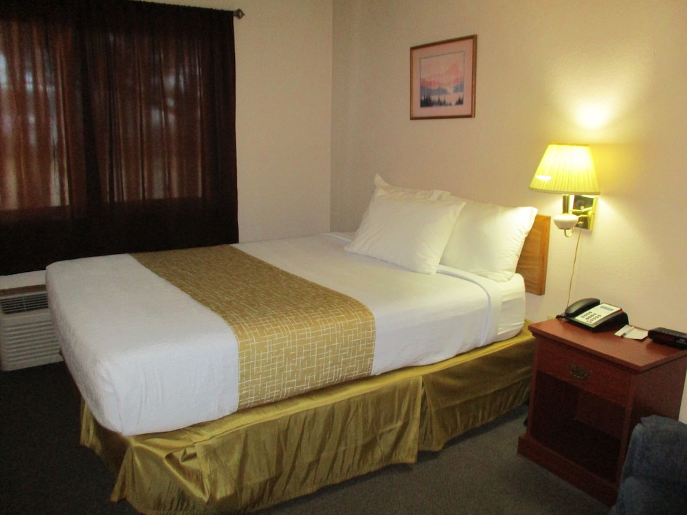 غرفة بسرير كوين، Travelodge By Wyndham Redwood Falls 3/4
