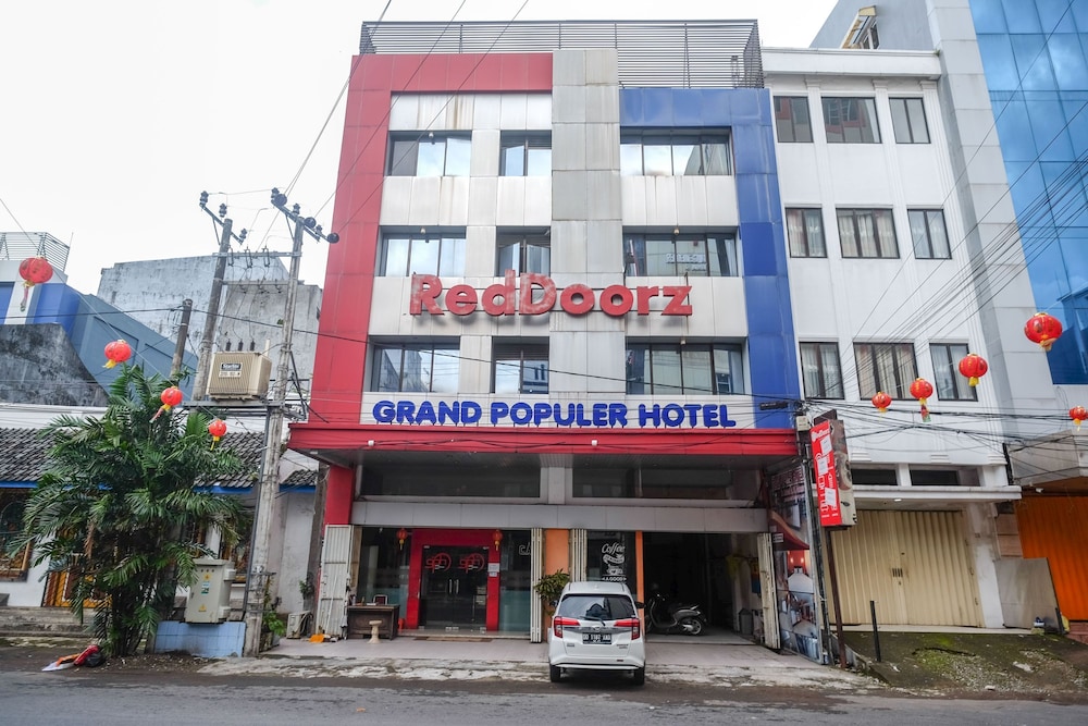 RedDoorz Plus Grand Populer Hotel (ex Nida Rooms Makassar Sulawesi) 1/33
