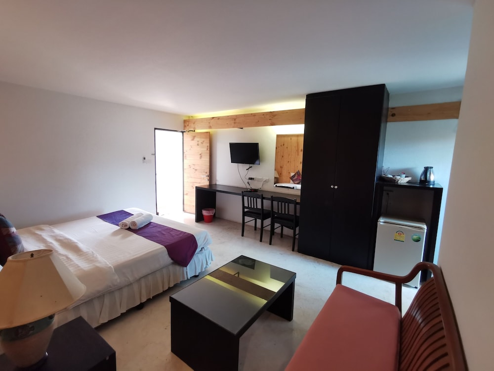 Connecting, Standard, King Bed, 4 Bunk Beds