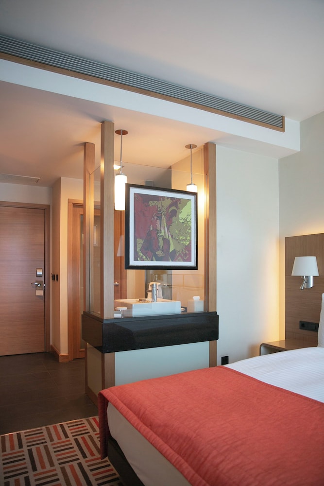 SUPERIOR, QUEEN BED