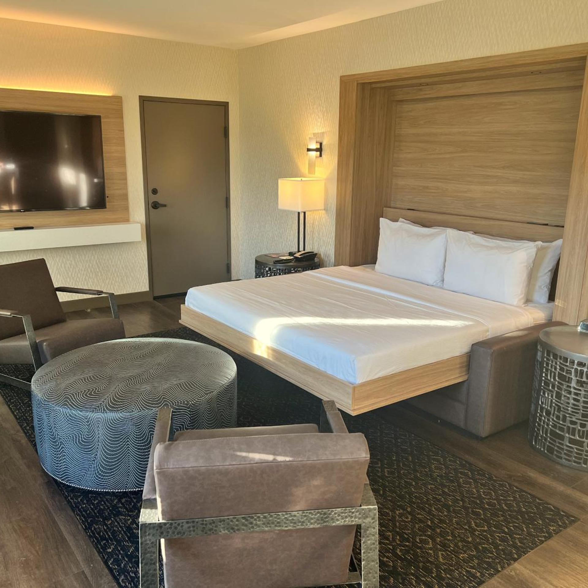 Suite, King Murphy Bed