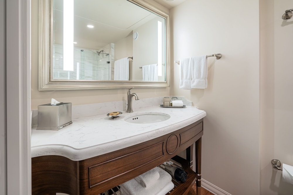 غرفة تنفيذية تقليدية بسرير كينج، Houstonian Hotel Club Spa 2/2