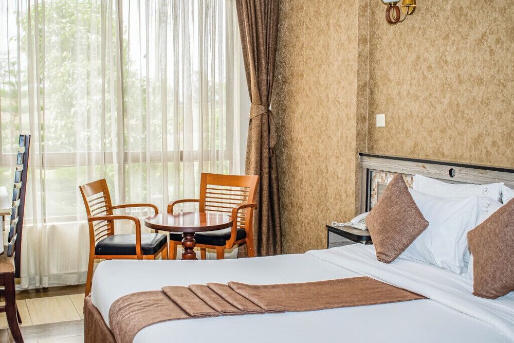 Astorian Grand Hotel 30/50