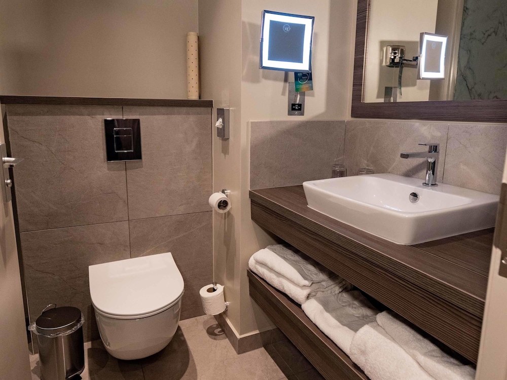 Mercure Milton Keynes 75/76