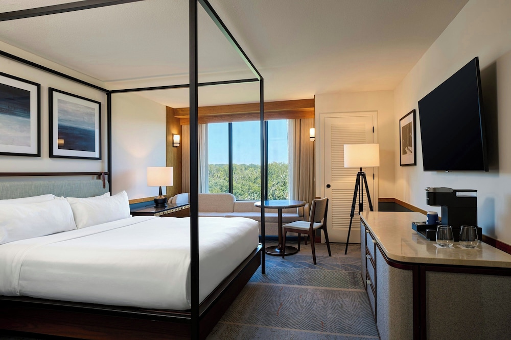 Deluxe, King Bed, Partial Lake View, Accessible