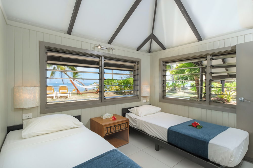 Bure, Queen Bed, Beach Front, 2 Sofa