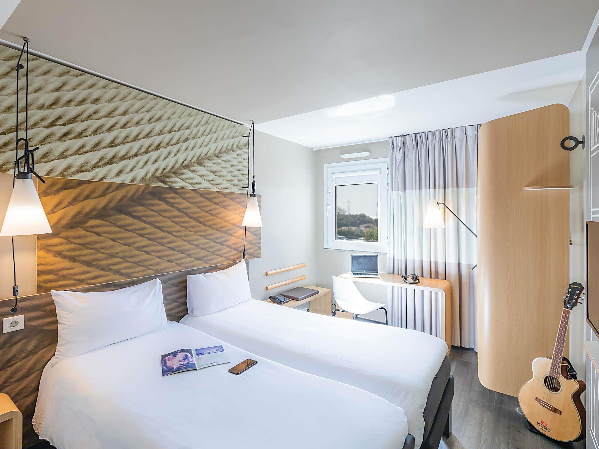 ROOM, TWIN BEDS