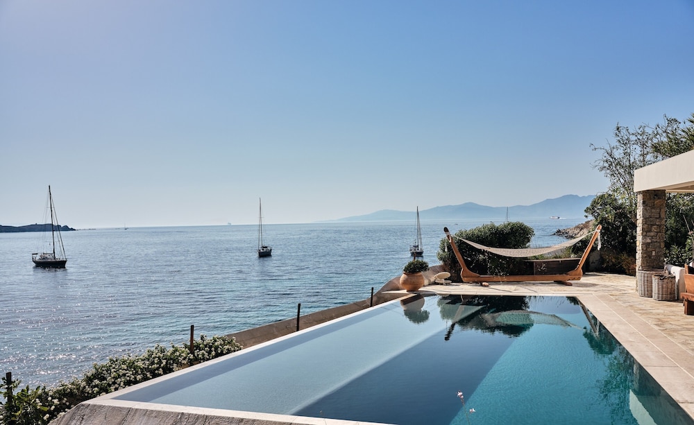 Belvedere Waterfront Villa and Suites 38/49