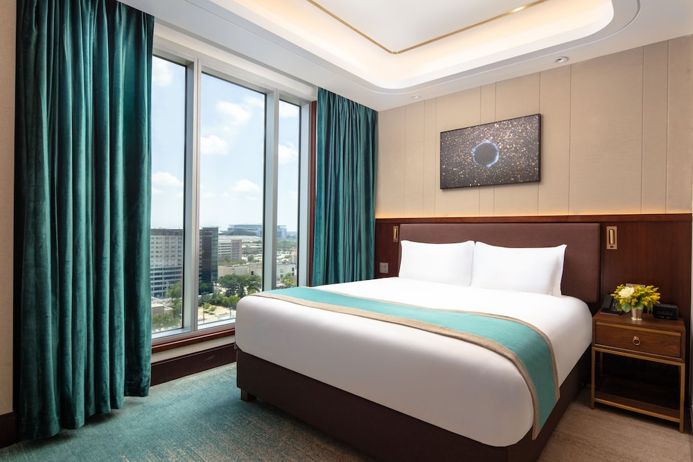 DELUXE, STUDIO, KING BED, ACCESSIBLE