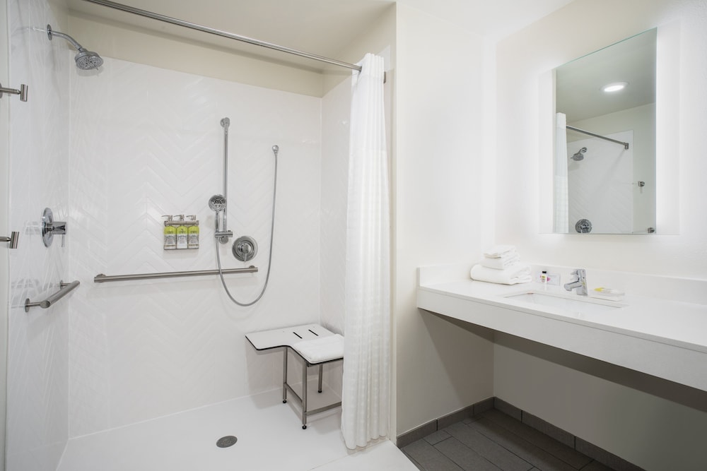 Holiday Inn Glendale - Stadium & Ent Dist 18/77