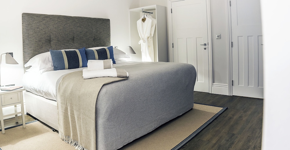 SUITE, KING BED