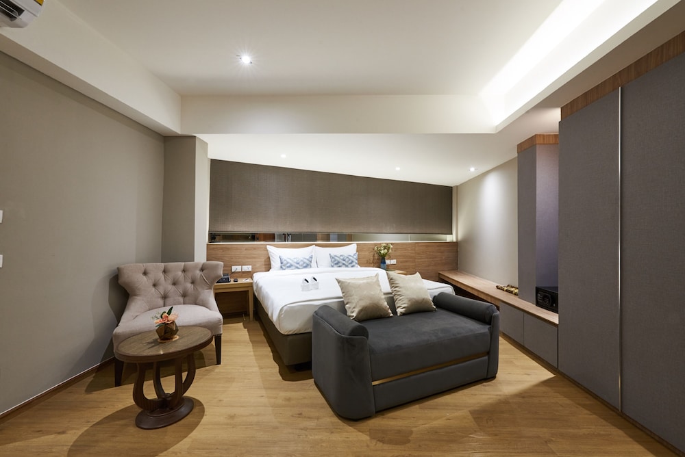 Almas Hotel Bangkok 30/65