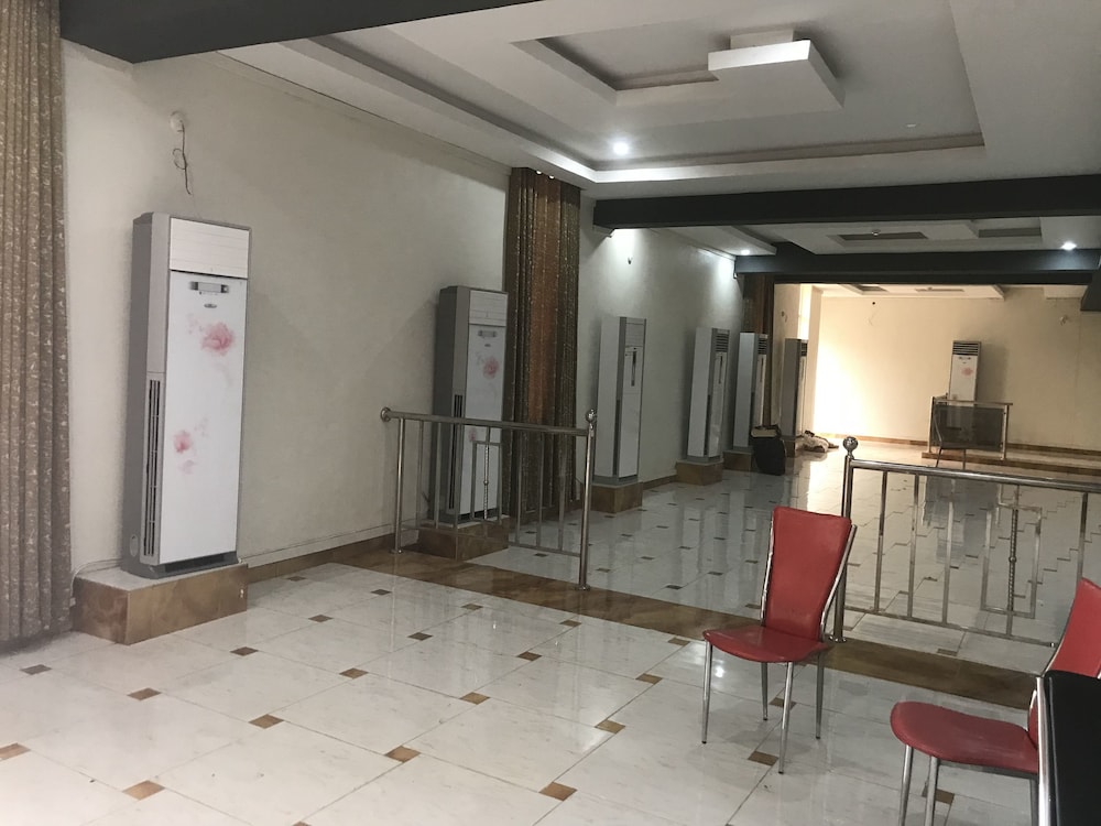 Ritz-Carinton Suites 11/16