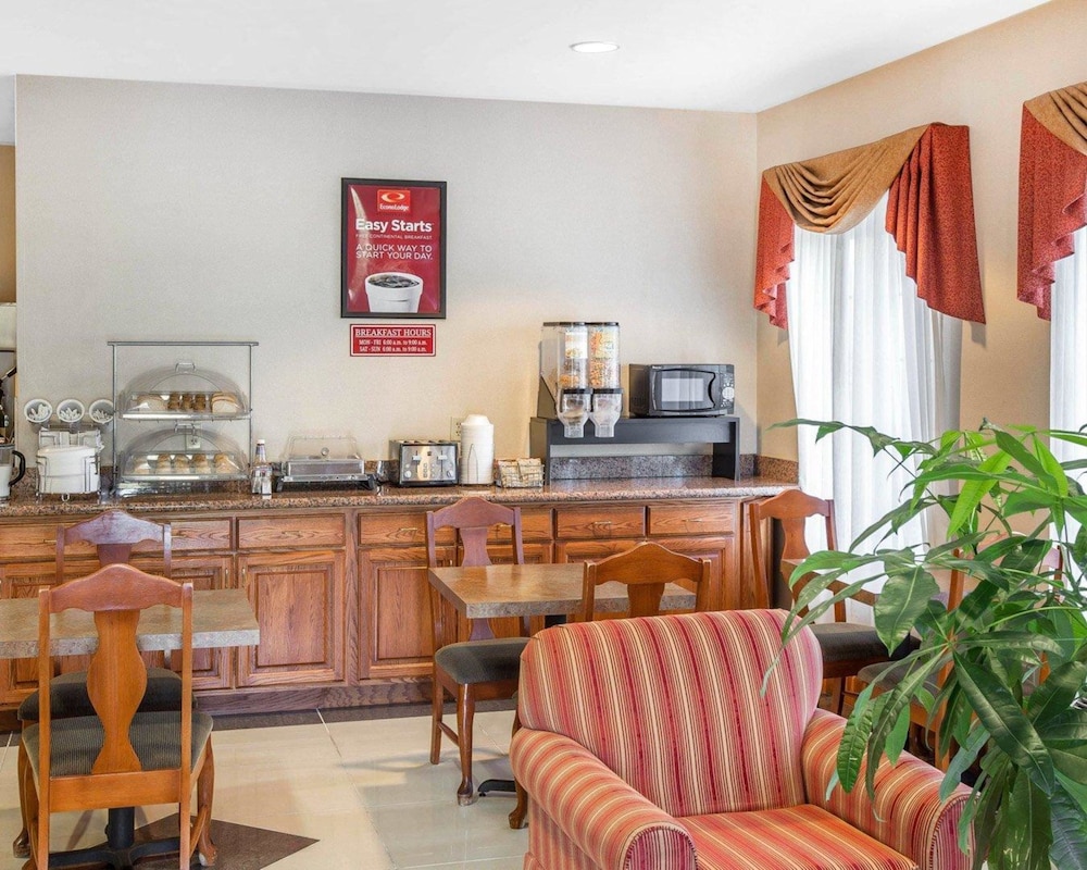 Econo Lodge Brunswick Travel Center 22/30