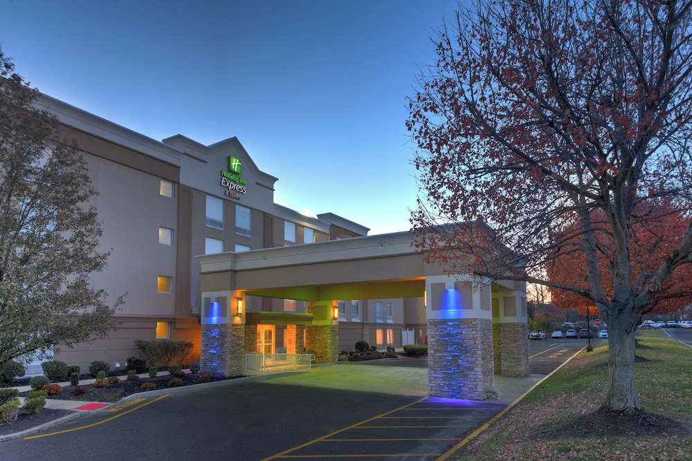 Holiday Inn Express & Suites West Long Branch - Eatontown 66/74