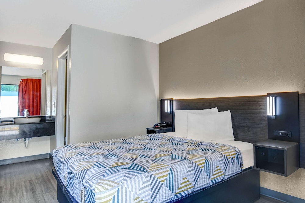 1 Queen Bed - ADA/RI Shower/Non-Smoking