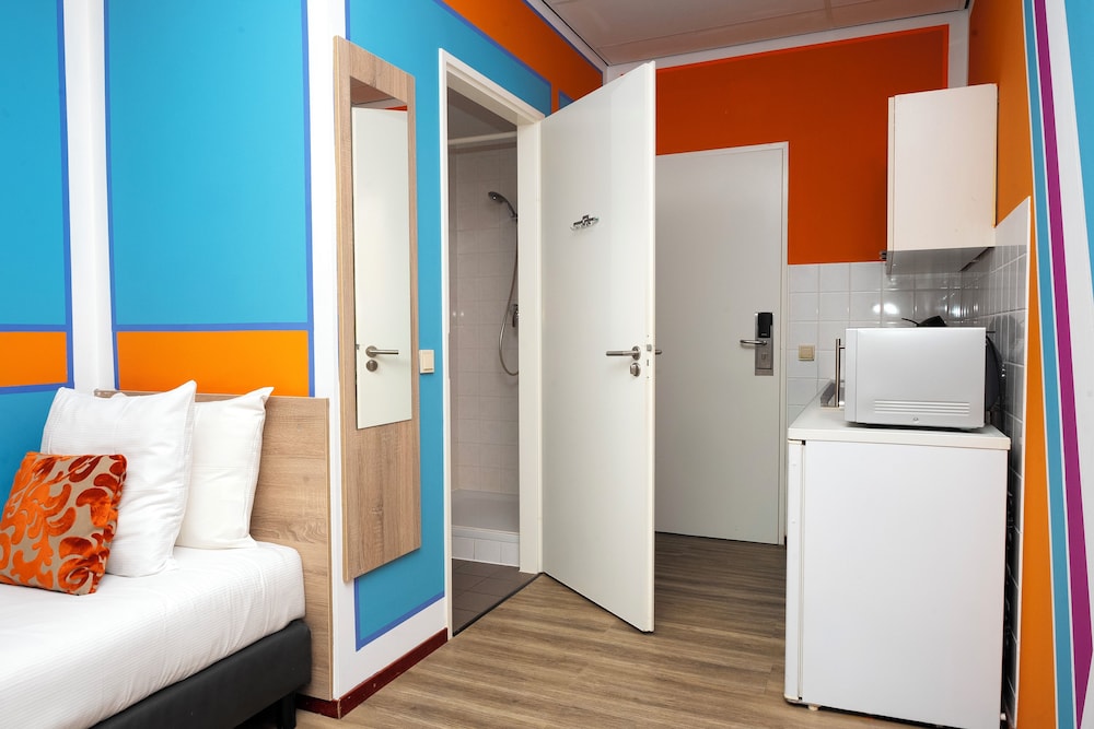 ROOM, SINGLE