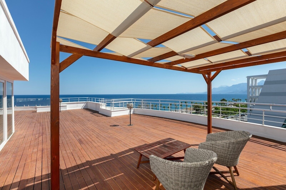 REO Hotel & Spa 66/69